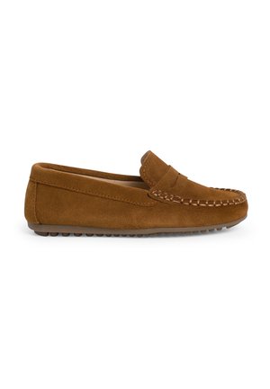 Mocassin en suède marron avec un design à enfiler, présentant un accent cousu autour de l'orteil et une semelle en caoutchouc avec de petits picots de traction.