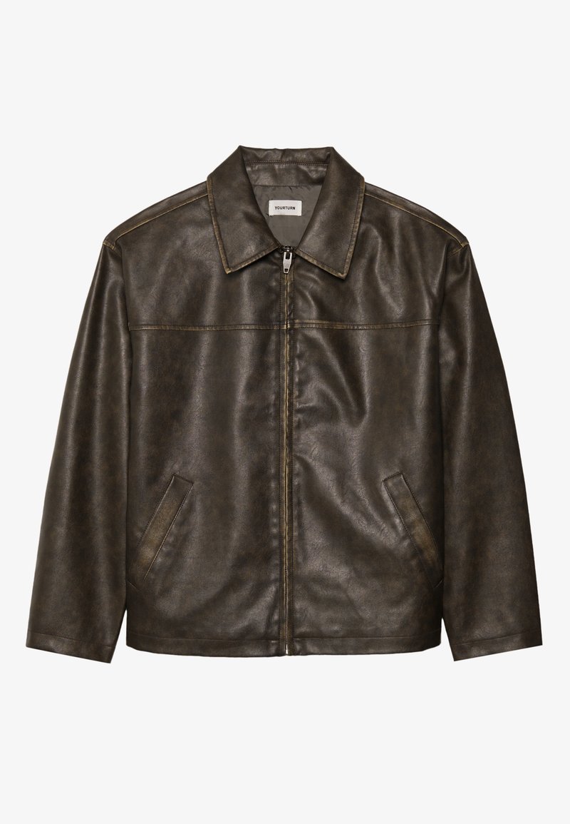 Ruskea nahkatakki, jossa on kaulus, vetoketjukiinnitys ja kaksi sivutaskua. Silkkinen pinta, jossa on hieman kulunut viimeistely.