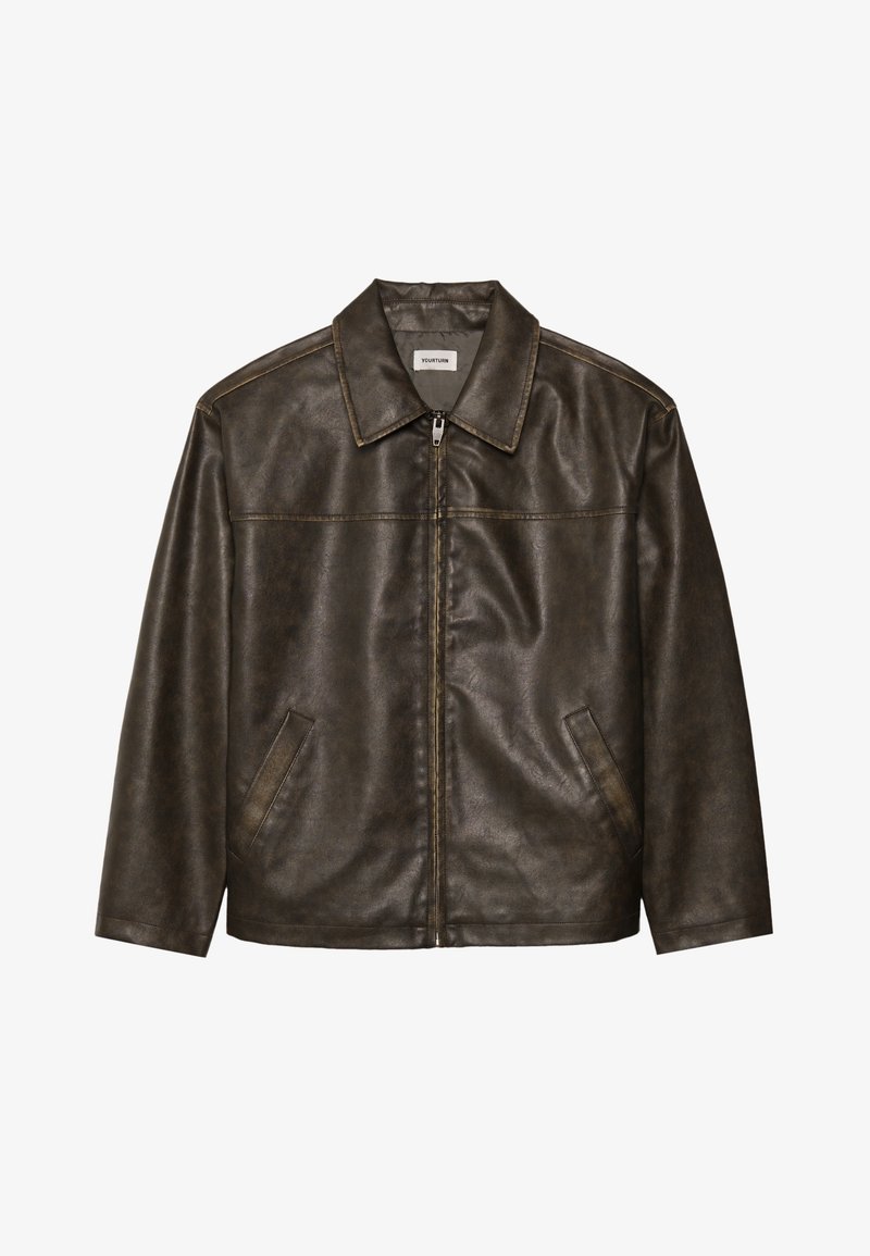 Ruskea nahkatakki, jossa on kaulus, vetoketjukiinnitys ja kaksi sivutaskua. Silkkinen pinta, jossa on hieman kulunut viimeistely.