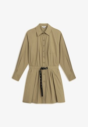 Robe chemise kaki avec un col, fermeture à boutons sur le devant, poche poitrine, taille élastique et ceinture noire avec des ferrures en argent. Manches longues.