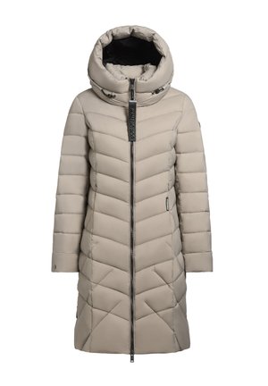 Šviesiai rudos spalvos ilgas pūkų paltas su chevronų rašto siuvinėjimu, aukšta apykakle, priekiniais užtrauktukais ir dekoratyviniais metaliniais akcentais. Lygus, paminkštintas paviršius.