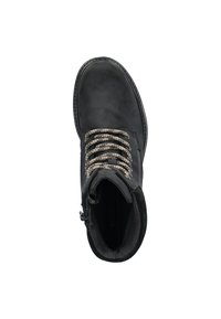 Sorte læder ankelstøvle med tekstureret overflade, der har metalgrå snørebånd, rund tå og lynlås i siden til lukning.