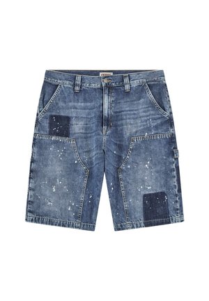 Denim shorts in een middelblauwe kleur met verwerkte details. Kenmerkt zich door patchwork accenten en lichte verfspetters op de stof. Klassieke vijf-pocket stijl.