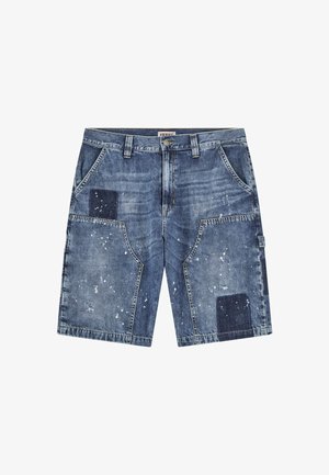 Shorts en denim de bleu moyen avec des détails usés. Présente des accents en patchwork et des éclaboussures de peinture légère sur le tissu. Style classique à cinq poches.