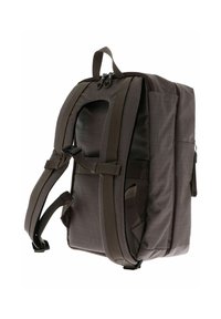 Brauner Stoff-Rucksack mit gepolsterten Schulterriemen, zwei Seitentaschen, einem oberen Griff und einem mit Reißverschluss versehenen Hauptfach. Texturierte Oberfläche.