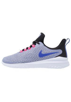 Grå og sort Nike løbesko med blå swoosh-logo, pink snørehuller, sorte snørebånd og hvid sål, sidebillede på hvid baggrund.