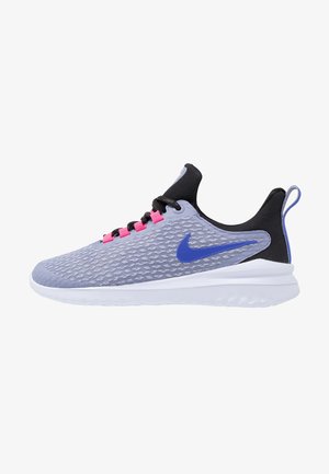 Chaussure de course Nike gris et noir avec logo Swoosh bleu, œillets roses, lacets noirs et semelle blanche, vue latérale sur fond blanc.