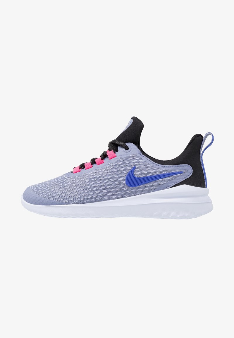 Chaussure de course Nike gris et noir avec logo Swoosh bleu, œillets roses, lacets noirs et semelle blanche, vue latérale sur fond blanc.