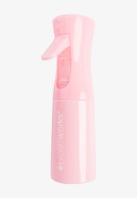 Bouteille de spray en plastique rose avec un corps courbé, un capuchon à gâchette et une buse visible. Comprend un logo de marque blanc, une texture lisse et une base arrondie.