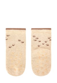 Beige Baumwollsocken mit braunen Akzenten, die ein Pfotenabdruckmuster oben und strukturierte Punkte an der Sohle für besseren Halt aufweisen.