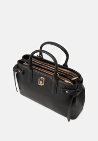 Czarna skórzana torba na ramię z podwójnymi uchwytami u góry, teksturowanym wykończeniem, dwoma zipowymi przegrodami i detalami z hardware'u w kolorze złotym.