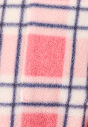 Tissu polaire doux avec un motif de carrés roses et rouges délimités par des lignes de grille bleu marine.