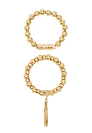 Dwie bransoletki z pozłacanych koralików, jedna z teksturowanym prętem, druga z małymi okrągłymi przekładkami i zwisającym chwostem w formie ozdoby.