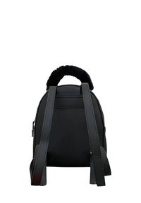 Zaino sintetico nero con forma arrotondata, manico morbido al tatto, spallacci regolabili e tasca laterale con zip. Design semplice e accenti minimi.