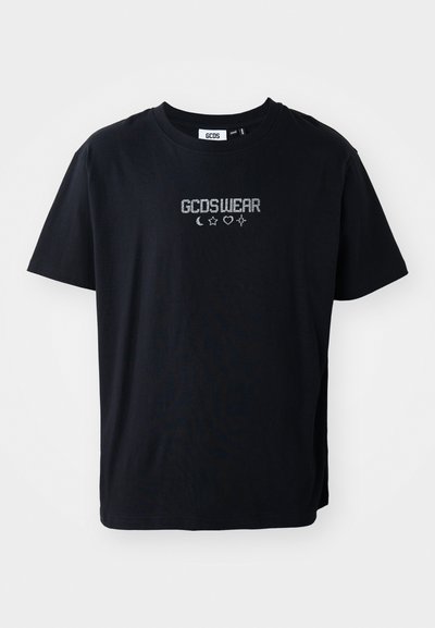 Μαύρο βαμβακερό μπλουζάκι με στρογγυλή λαιμόκοψη και κοντά μανίκια. Στο μπροστινό μέρος έχει ένα ασημένιο λογότυπο "GCDSWEAR" με διακοσμητικά σύμβολα: φεγγάρι, καρδιά, αστέρι.