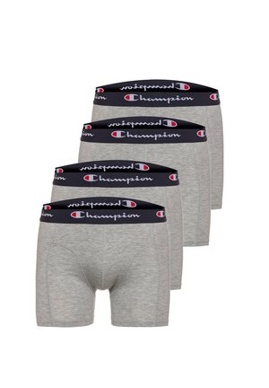 Vier graue Boxershorts mit schwarzen Taillenbändern, die mit "Champion" in Weiß sowie einem rot-weißen Logo beschriftet sind, in einer versetzten Reihe angeordnet.