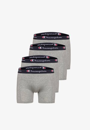 Vier graue Boxershorts mit schwarzen Taillenbändern, die mit "Champion" in Weiß sowie einem rot-weißen Logo beschriftet sind, in einer versetzten Reihe angeordnet.