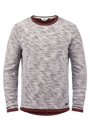 Szürke és fehér melírozott pulóver hosszú ujjakkal, kerek nyakkal, valamint bordó díszítéssel a gallérnál és az alján. Kis logó részlet a alján.