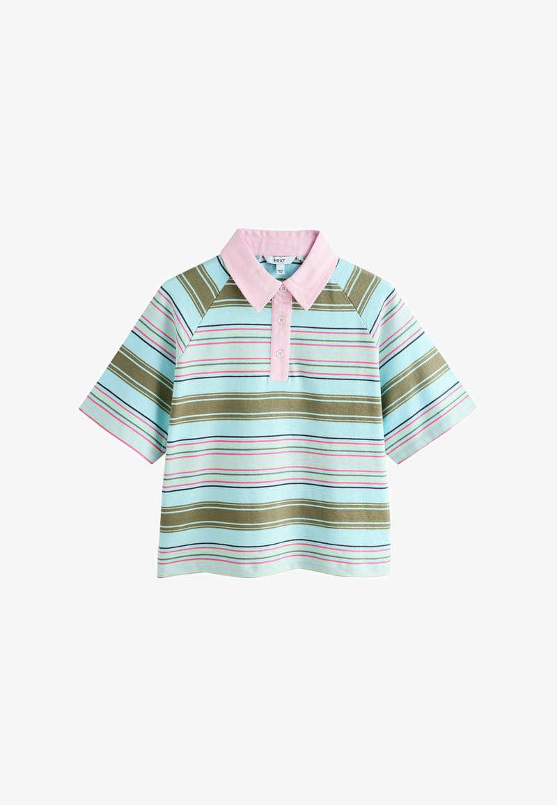 Polo à manches courtes avec col et boutons rose pastel, présentant des rayures horizontales en bleu, vert olive, rose et noir sur un tissu bleu clair.