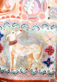 Illustration eines hellen Hundes mit einem braunen Halsband auf einem gemusterten Hintergrund, der bunte Blumen und abstrakte Designs in unterschiedlichen Farbtönen zeigt.