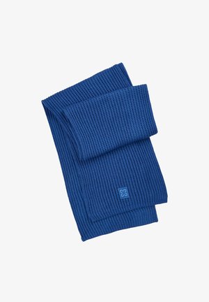 Blauwe gebreide sjaal met een geribbeld patroon, voorzien van een gevouwen ontwerp en een klein logo-label. Zacht materiaal, uniforme kleur over het geheel.