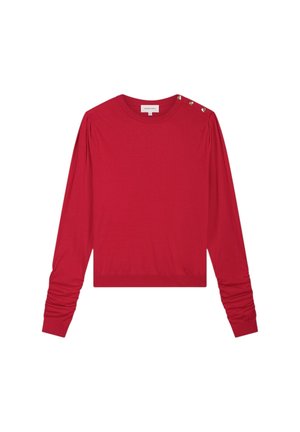 Rode langemouwen trui met ronde hals en drie kleine gouden hartvormige knopen op de linkerschouder.