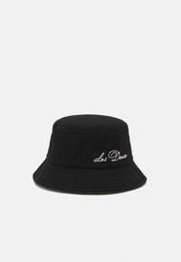 Czarny kapelusz typu bucket z teksturowanej tkaniny, z haftowanym logo "Les Deux" po boku. Okrągła korona i szeroki, elastyczny rondo.
