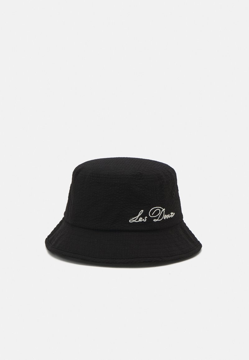 Czarny kapelusz typu bucket z teksturowanej tkaniny, z haftowanym logo "Les Deux" po boku. Okrągła korona i szeroki, elastyczny rondo.