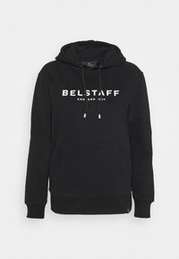 Svart hoodie tillverkad av mjukt tyg, med en ficka fram och vit "BELSTAFF" logotyp med "ENG AND 1924" under.