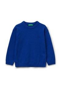 Modrý pletený svetr s dlouhými rukávy, žebrovanými manžetami a lemem, kulatým výstřihem a malým vyšitým logem na hrudi, rozložený na bílém pozadí.