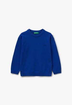 Suéter de punto azul de manga larga con puños y dobladillo acanalados, cuello redondo, pequeño logo bordado en el pecho, colocado sobre un fondo blanco.