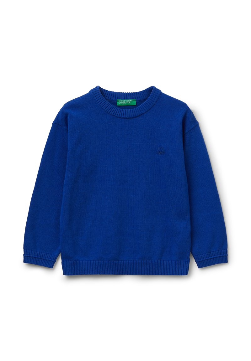 Modrý pletený svetr s dlouhými rukávy, žebrovanými manžetami a lemem, kulatým výstřihem a malým vyšitým logem na hrudi, rozložený na bílém pozadí.