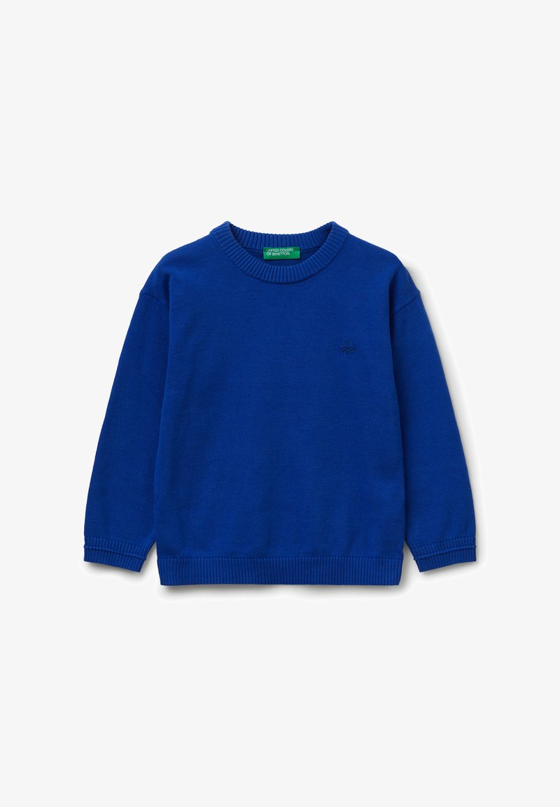 Modrý pletený svetr s dlouhými rukávy, žebrovanými manžetami a lemem, kulatým výstřihem a malým vyšitým logem na hrudi, rozložený na bílém pozadí.