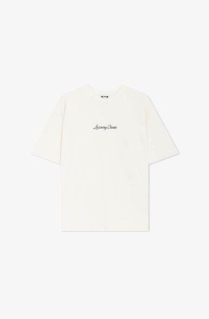 Weißes Baumwoll-T-Shirt mit kurzen Ärmeln und Rundhalsausschnitt. Auf der Vorderseite ist "Luxury Chaos" in schwarzer Schreibschrift aufgedruckt.