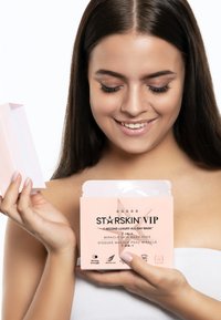 Starskin VIP maskeputer i en rosa boks, med et slankt rektangulært design. Gjennomsiktig produktvindu og gloss finish.