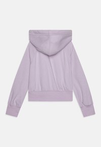 Felpa lilla con vita aderente, cappuccio con coulisse e polsini a coste. Realizzata in un tessuto liscio e morbido con un design semplice e pulito.