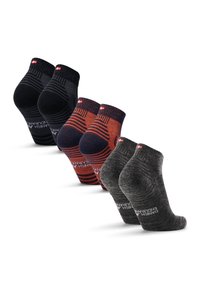 Tres pares de calcetines hasta el tobillo en negro, naranja con rayas y gris oscuro. Material texturizado con puños acanalados y marca en el lateral.