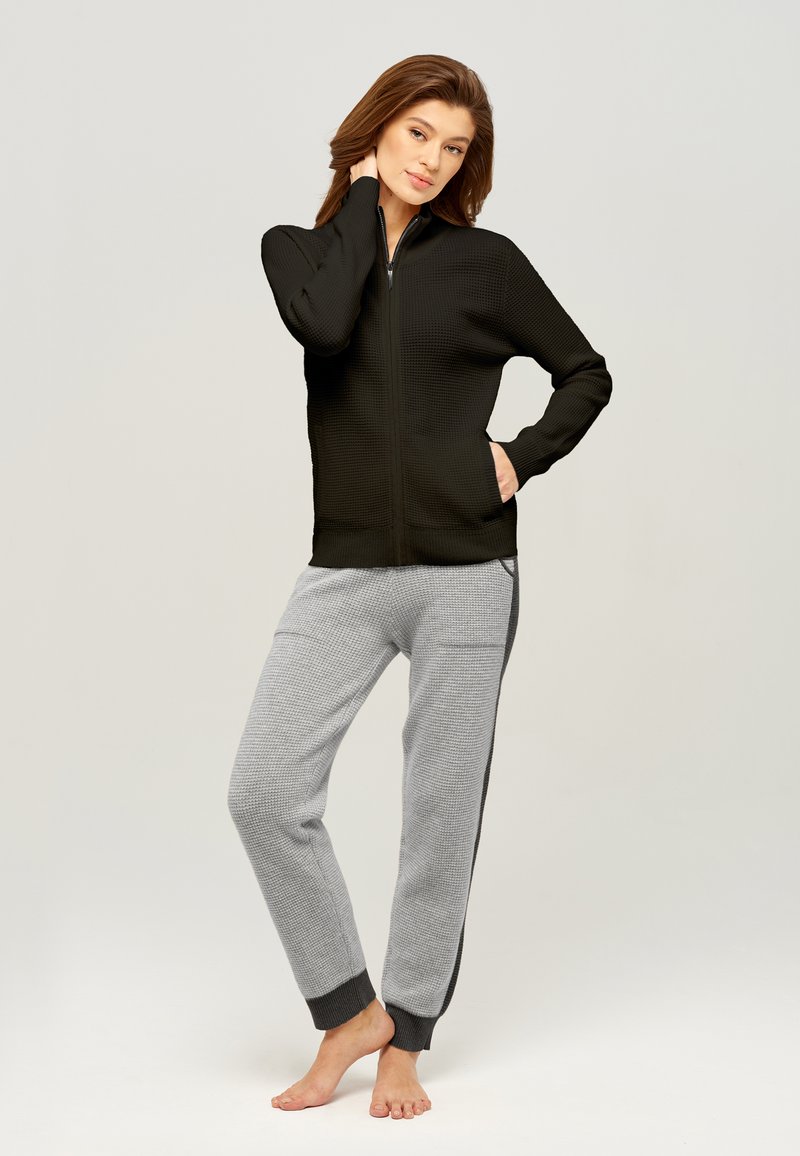 Damen Strickjacken | Marc & André Strickjacke black/schwarz - WM00489 Damen Strickjacken | Marc & André Strickjacke black/schwarz - WM00489