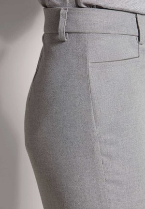 Grijze op maat gemaakte broeken van een gladde stof, met een vlakke voorkant, slim fit, zijzakken en een strak ontwerp van de tailleband.