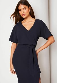 Lipsy V NECK FLUTTER SLEEVE BELTED PETITE - Pouzdrové šaty - navy blue
