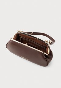 Brązowa skórzana torebka z złotą metalową ramą, zapięciem na zamek i wewnętrzną kieszenią na zamek. Wytłoczone napisy "VALENTINO" z przodu.