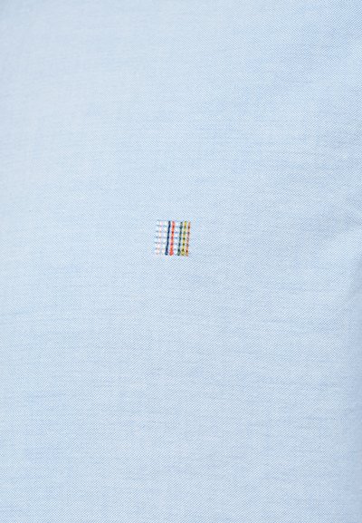 Vaaleansininen kangaspaita, jossa pieni kirjailtu yksityiskohta punaisilla, sinisillä ja vihreillä pystysuorilla raidoilla. Sileä koostumus, rento malli.