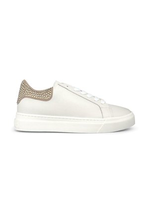 Witte leren sneaker met een ronde neus, gebroken witte hak met gestructureerd oppervlak en studaccenten, en witte veters op een platte rubberen zool.