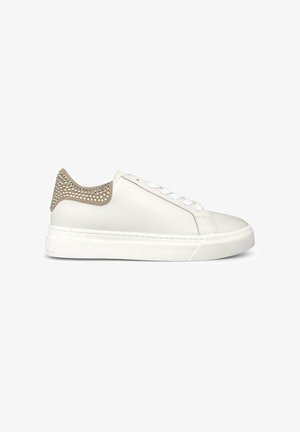 Weiße Ledersneaker mit runder Zehenpartie, strukturiertem beigem Fersenbereich mit Nietenakzenten und weißen Schnürsenkeln auf einer flachen Gummisohle.