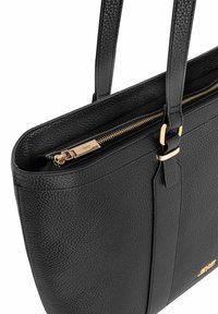 Czarna skórzana torebka o fakturowanym wykończeniu, z złotym zamkiem błyskawicznym i okuciem, dwoma płaskimi uchwytami oraz zamknięciem na zamek na górze.