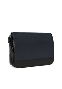 Borsa a tracolla blu scuro con corpo in nylon testurizzato e dettagli in pelle nera liscia. Presenta una chiusura a patta e una tracolla regolabile.