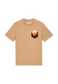 Tan katoenen t-shirt met een grafisch pocketontwerp van bergen, bomen en een zonsondergang in oranje en bruine tinten. Klassieke ronde halslijn.
