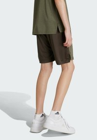 adidas Performance AEROREADY HEATHER KIDS - Pantalón corto de deporte - shadow olive   tent green   reflective silver