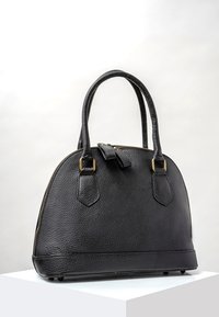 Borsa a tracolla in pelle nera con superficie testurizzata, forma tondeggiante, doppie maniglie corte e dettagli in metallo dorato. Chiusura con zip sulla parte superiore.