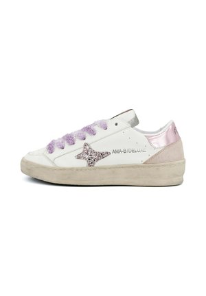 Scarpa da ginnastica bianca a taglio basso con lacci pelosi viola, dettaglio a stella glitterata, linguetta del tallone rosa metallizzata e scritta "AMA-B/DELUXE" sul lato.